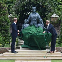 Hari ini, yang seharusnya menjadi ulang tahun ke-60 ibu kami, kami mengingat cinta, kekuatan serta karakternya -- kualitas yang menjadikannya pejuang untuk kebaikan di seluruh dunia dan mengubah kehidupan orang banyak agar lebih baik, kata mereka. Pangeran William dan Harry kehilangan ibu mereka saat masih berusia belia. Putri Diana wafat karena kecelakaan mobil pada 1997 di Paris, Prancis. (Foto: Getty Images/WPA Pool)