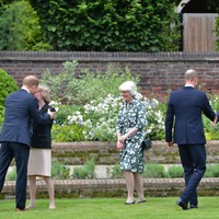 BBC mengabarkan, acara berlangsung hangat dan singkat. Paman dan bibi William dan Harry dari pihak keluarga ibunya juga menyaksikan momen spesial tersebut. Hadir adik Diana, Earl Spencer, serta kedua kakaknya, Lady Sarah McCorquodale dan Lady Jane Fellowes. Sementara itu, Pangeran Charles memilih absen. (Foto: Getty Images/WPA Pool)