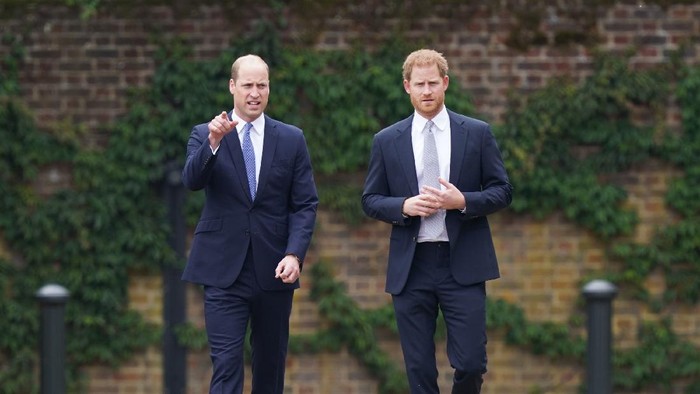 LONDON, ENGLAND - JULY 01: Prince Harry, Duke of Sussex and Prince William, Duke of Cambridge speak with garden designer Pip Morrison, during the unveiling of a statue they commissioned of their mother Diana, Princess of Wales, in the Sunken Garden at Kensington Palace, on what would have been her 60th birthday on July 1, 2021 in London, England. Today would have been the 60th birthday of Princess Diana, who died in 1997. At a ceremony here today, her sons Prince William and Prince Harry, the Duke of Cambridge and the Duke of Sussex respectively, will unveil a statue in her memory. (Photo by Dominic Lipinski - WPA Pool/Getty Images)