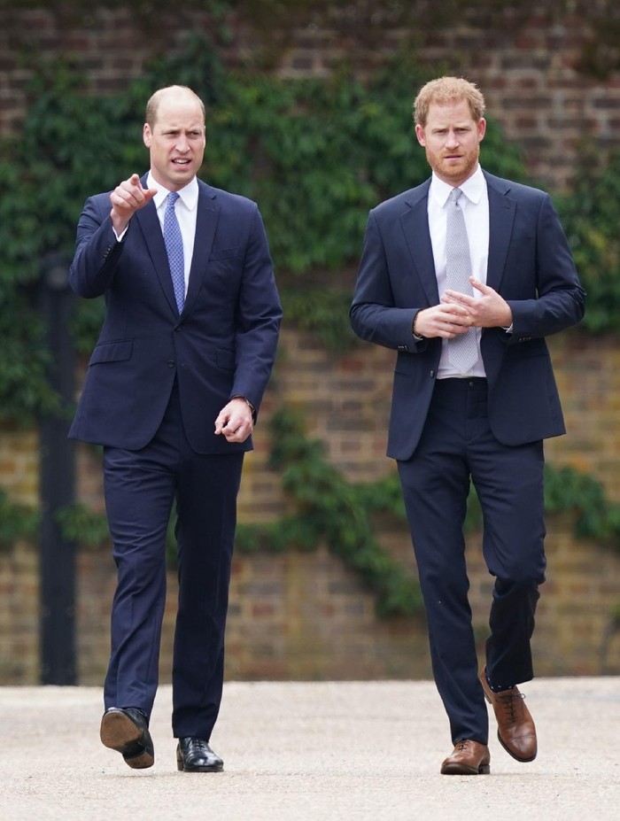 Pangeran William dan Pangeran di Peresmian Patung Putri Diana LONDON, ENGLAND - JULY 01: Prince Harry, Duke of Sussex and Prince William, Duke of Cambridge speak with garden designer Pip Morrison, during the unveiling of a statue they commissioned of their mother Diana, Princess of Wales, in the Sunken Garden at Kensington Palace, on what would have been her 60th birthday on July 1, 2021 in London, England. Today would have been the 60th birthday of Princess Diana, who died in 1997. At a ceremony here today, her sons Prince William and Prince Harry, the Duke of Cambridge and the Duke of Sussex respectively, will unveil a statue in her memory. (Photo by Dominic Lipinski - WPA Pool/Getty Images)