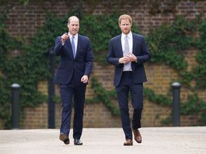 Momen Pangeran William dan Harry Temui Warga di Luar Kastil Windsor