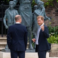 Patung Putri Diana menampilkan sang Princess of Wales sedang merangkul tiga anak kecil. Adalah Ian Rank-Broadley, seorang pemahat yang mendapat kepercayaan untuk proyek yang disebut sangat rahasia ini. Proyek patung Putri Diana ini sebenarnya sudah dimulai sejak empat tahun lalu saat mendapat izin pada 2017, tepatnya dalam rangka peringatan 20 tahun kematiannya. Rencana awal, patung tersebut seharusnya rampung pada 2019, tapi molor hingga dua tahun karena satu dan lain hal. (Foto: Getty Images/WPA Pool)