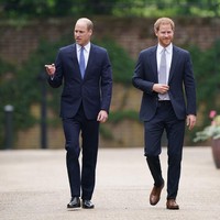Hubungan Pangeran William dan adiknya, Pangeran Harry, belakangan ini dibayangi isu perpecahan. Namun, keduanya bersatu kembali untuk merayakan momen spesial mendiang ibu mereka, Putri Diana. (Foto: Getty Images/WPA Pool)