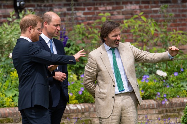 Reuni tersebut terjadi di peresmian patung Putri Diana, Kamis (1/7/2021), yang bertepatan dengan hari ulang tahunnya yang ke-60. Patung tersebut berada di Sunken Garden, salah satu taman di Kensington Palace, London, kediaman resmi ibu mereka yang kini ditempati oleh Pangeran William dan Kate Middleton. (Foto: Getty Images/WPA Pool)