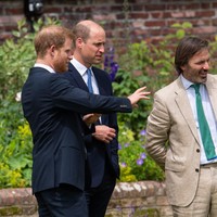 Reuni tersebut terjadi di peresmian patung Putri Diana, Kamis (1/7/2021), yang bertepatan dengan hari ulang tahunnya yang ke-60. Patung tersebut berada di Sunken Garden, salah satu taman di Kensington Palace, London, kediaman resmi ibu mereka yang kini ditempati oleh Pangeran William dan Kate Middleton. (Foto: Getty Images/WPA Pool)