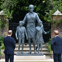 Setiap hari kami berharap, seandainya beliau masih ada di antara kita. Semoga patung ini bisa dapat menjadi simbol kehidupan dan warisannya, tambah Pangeran William dan Harry. (Foto: Getty Images/WPA Pool)