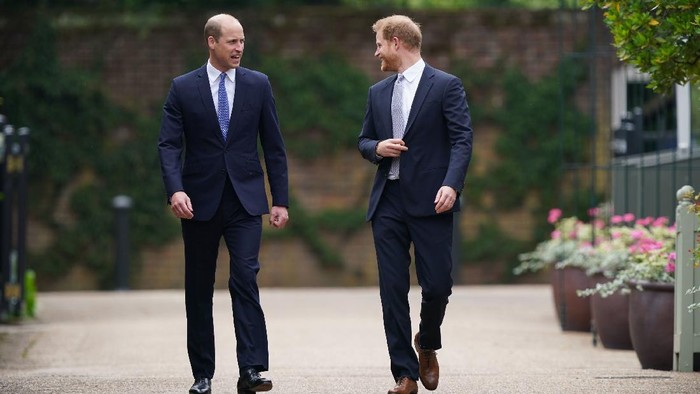 LONDON, ENGLAND - JULY 01: Prince William, Duke of Cambridge (left) and Prince Harry, Duke of Sussex unveil a statue they commissioned of their mother Diana, Princess of Wales, in the Sunken Garden at Kensington Palace, on what would have been her 60th birthday on July 1, 2021 in London, England. Today would have been the 60th birthday of Princess Diana, who died in 1997. At a ceremony here today, her sons Prince William and Prince Harry, the Duke of Cambridge and the Duke of Sussex respectively, will unveil a statue in her memory. (Photo by Dominic Lipinski - WPA Pool/Getty Images)