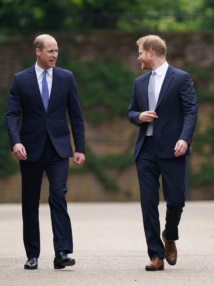 Pangeran William dan Pangeran di Peresmian Patung Putri Diana LONDON, ENGLAND - JULY 01: Prince William, Duke of Cambridge (left) and Prince Harry, Duke of Sussex unveil a statue they commissioned of their mother Diana, Princess of Wales, in the Sunken Garden at Kensington Palace, on what would have been her 60th birthday on July 1, 2021 in London, England. Today would have been the 60th birthday of Princess Diana, who died in 1997. At a ceremony here today, her sons Prince William and Prince Harry, the Duke of Cambridge and the Duke of Sussex respectively, will unveil a statue in her memory. (Photo by Dominic Lipinski - WPA Pool/Getty Images)