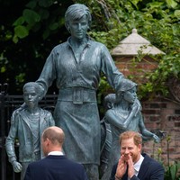 Kehadiran Pangeran William dan Harry di acara peresmian patung Putri Diana menjadi pertemuan pertama mereka sejak pemakaman Pangeran Philip pada April lalu. Pangeran Harry yang saat ini menetap di AS bersama Meghan Markle dan kedua anak mereka tiba di Inggris pekan lalu sebelum menjalani proses karantina. Kabar keretakan hubungan keduanya mulai santer terdengar sejak Pangeran Harry menyatakan mundur dari keanggotaan senior keluarga Kerajaan Inggris pada awal 2020. Puncaknya saat Pangeran Harry dan Meghan Meghan bicara blak-blakan kepada Oprah Winfrey tentang kejelekan keluarga Kerajaan Inggris. (Foto: Getty Images/WPA Pool)