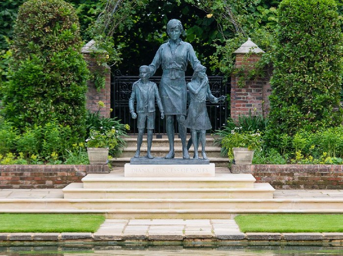 Pangeran William dan Pangeran di Peresmian Patung Putri Diana LONDON, ENGLAND - JULY 01: Sculptor, Ian Rank-Broadley poses with his Diana, Princess of Wales statue in the Sunken Garden at Kensington Palace, following the unveiling on July 1, 2021 in London, England. Today would have been the 60th birthday of Princess Diana, who died in 1997. At a ceremony here today, her sons Prince William, Duke of Cambridge and Prince Harry, Duke of Sussex unveiled a statue in her memory. (Photo by Dominic Lipinski - WPA Pool/Getty Images)