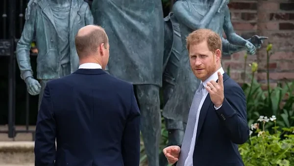 Pertemuan itu pun menjadi reuni hangat antara pangeran Harry dan William sejak pemakaman kakek mereka, Pangeran Philip di bulan Mei. (Dominic Lipinski/AFP/Getty Images)
