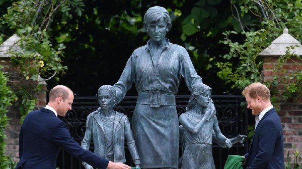 Dipajangnya patung Diana tepat di hari ulang tahunnya yang ke-60. Pangeran Charles, Pangeran William beserta keluarga Diana hadir dalam acara tersebut. (Dominic Lipinski/AFP/Getty Images)
