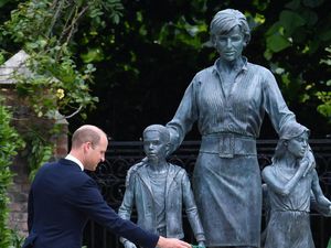 Baru! Patung Putri Diana di Istana Kensington
