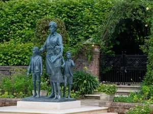Patung Diana Dilarang Didekati pada Peringatan 24 Tahun Kematiannya