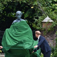 Tak ada pidato resmi dari keluarga, tapi pihak Kensington Palace merilis pernyataan resmi dari Pangeran William dan Harry setelah acara. (Foto: Dominic Lipinski/AFP/Getty Images)