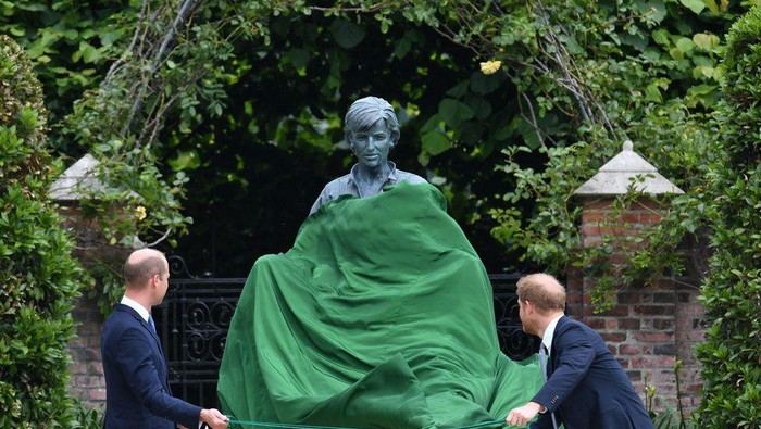 Patung Putri DIana Pangeran Harry dan Pangeran William mengunjungi rumah masa kecil mereka, Istana Kensington. Sebuah patung seorang wanita cantik bersama dua anak terpapang.