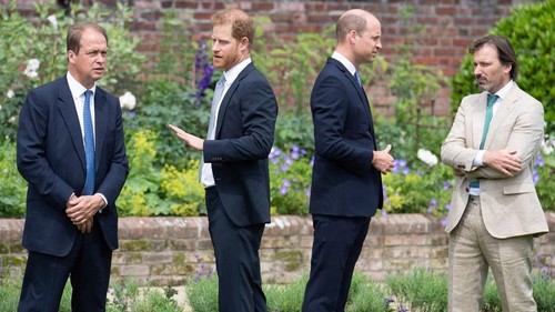 Pangeran Harry dan Pangeran William mengunjungi rumah masa kecil mereka, Istana Kensington. Sebuah patung seorang wanita cantik bersama dua anak terpapang.