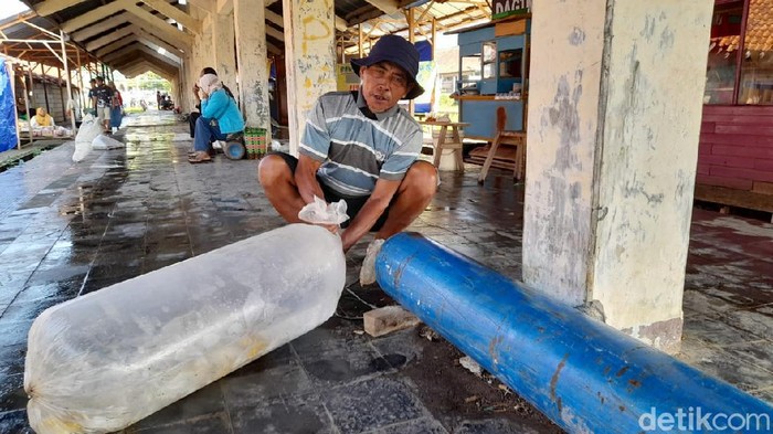 Pedagang ikan di Banjarnegara siap berkorban Pedagang ikan di Banjarnegara siap berkorban di tengah kelangkaan oksigen, imbas COVID-19.