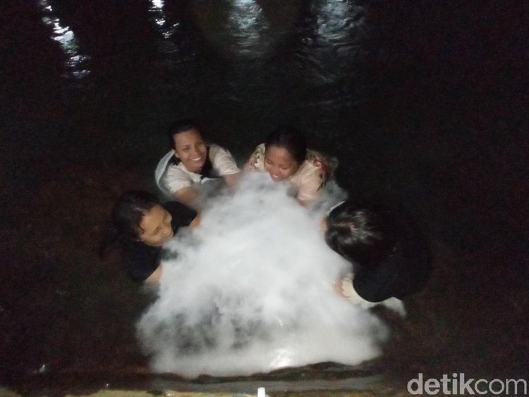 Pemandian Unik Air Soda Tarutung, Boleh Berendam asal Jangan Telanjang