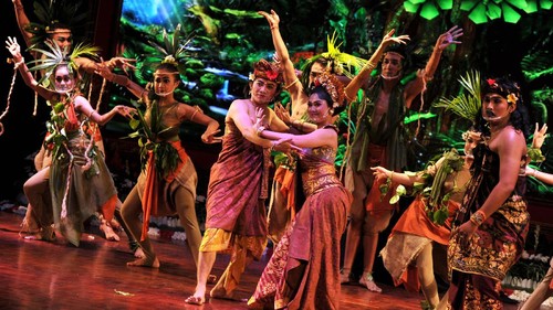 Seniman menampilkan tarian saat pembukaan Pesta Kesenian Bali ke-43 di Taman Budaya Bali, Denpasar, Bali, Sabtu (12/6/2021). Kegiatan yang akan diselenggarakan hingga 10 Juli 2021 mendatang secara luring dan daring tersebut melibatkan sekitar 10 ribu orang seniman dan menampilkan sejumlah agenda seperti pergelaran, parade, lomba, pameran, lokakarya dan sarasehan. ANTARA FOTO/Fikri Yusuf/rwa.