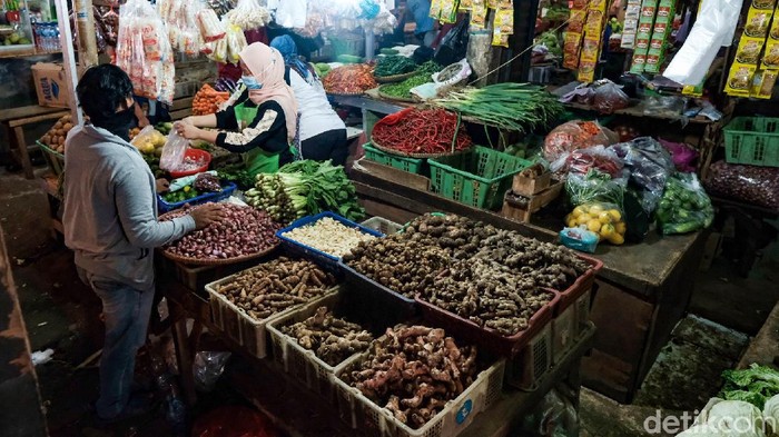 Pemerintah menjamin stok pangan aman selama PPKM darurat yang akan mulai diterapkan Sabtu (3/7). Masyarakat diminta tidak perlu panic buying.