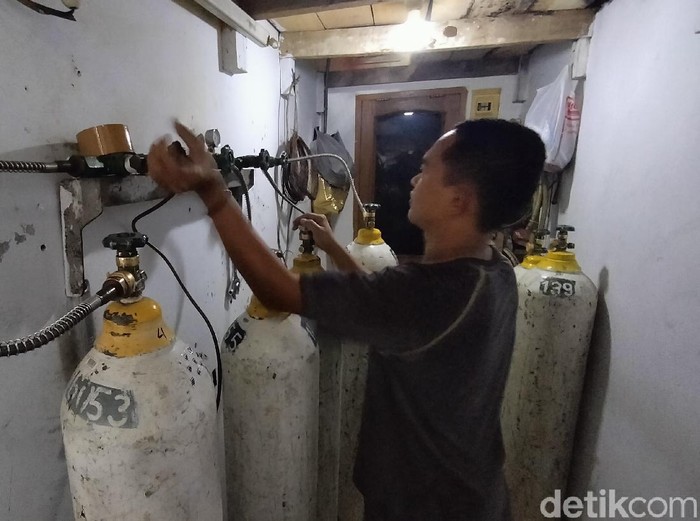 Penjual tabung oksigen medis di Kuningan