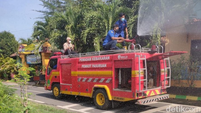 Mulai hari ini, Pemkot Pasuruan kembali melakukan penyemprotan disinfektan ke seluruh kawasan. Ini untuk membantu memutus mata rantai penyebaran COVID-19.