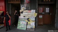 Selain itu, penjual makanan atau minuman pun hanya diizinkan untuk menerima delivery/take away selama berlangsungnya PPKM Darurat.