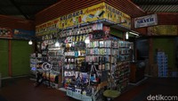 Meski begitu, untuk supermarket, pasar tradisional, toko kelontong, dan pasar swalayan yang menjual kebutuhan sehari-hari tetap diizinkan beroperasi dengan terbatas. Jam operasionalnya pun dibatasi hanya sampai pukul 20.00 waktu setempat dengan kapasitas pengunjung 50% (lima puluh persen).