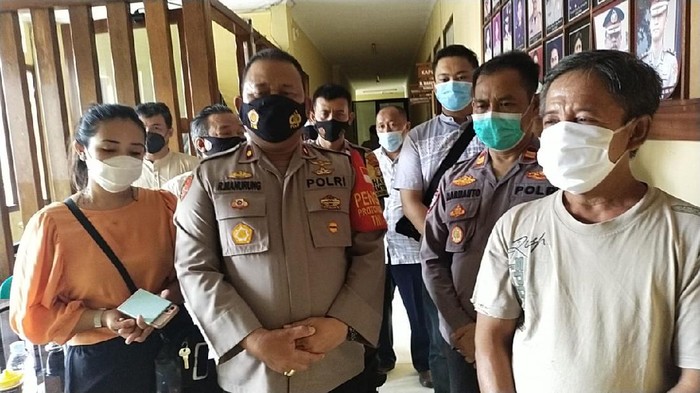 Pria hendak pungli portal lockdown di Jakbar bersama polisi.