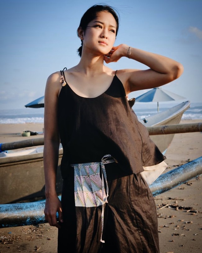 Darah keturunan Batak jelas terlihat di seleb cantik yang satu ini. Pesona dari Prisia Nasution sendiri sudah tak dapat diragukan lagi. Memiliki wajah cantik dan kulit eksotis, tak heran jika Prisia Nasution banyak diidolakan, khususnya oleh kaum adam. Foto: Instagram Prisia Nasution