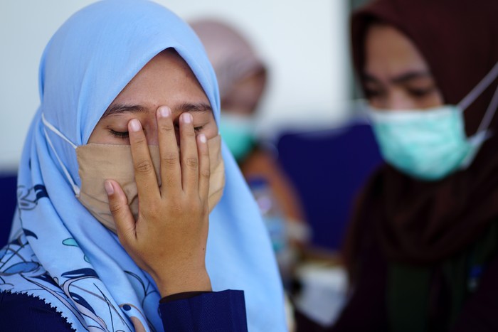 Hampir tidak ada yang tersenyum saat melihat jarum menembus lengan. Ini sebagian ekspresi mereka yang sedang disuntik vaksin Covid-19. Kalian bagaimana?