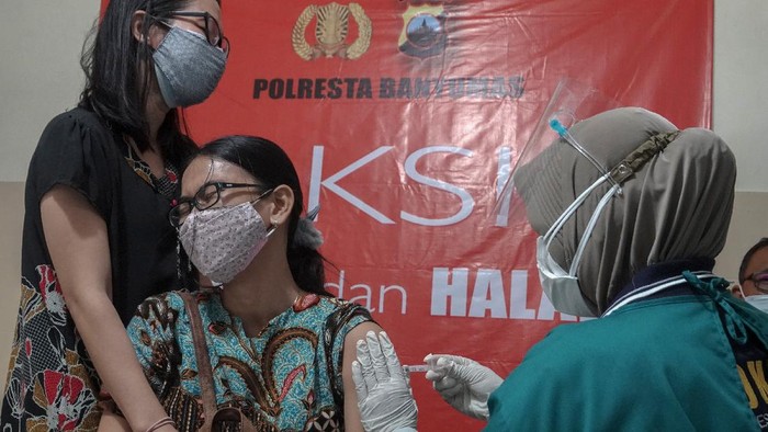 Hampir tidak ada yang tersenyum saat melihat jarum menembus lengan. Ini sebagian ekspresi mereka yang sedang disuntik vaksin Covid-19. Kalian bagaimana?