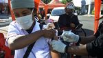 Ragam Ekspresi Warga Saat Jarum Vaksin Menembus Lengan