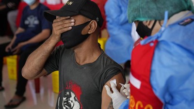 Ragam Ekspresi Warga Saat Jarum Vaksin Menembus Lengan