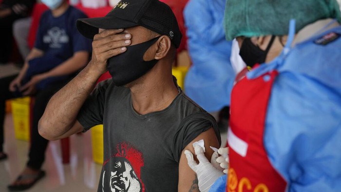 Hampir tidak ada yang tersenyum saat melihat jarum menembus lengan. Ini sebagian ekspresi mereka yang sedang disuntik vaksin Covid-19. Kalian bagaimana?