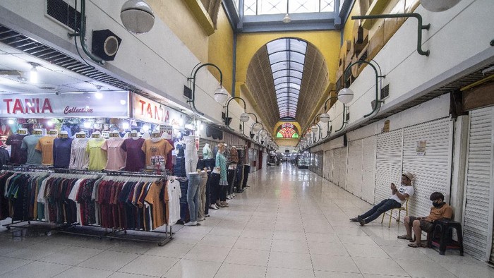 RENCANA PEMBERLAKUAN PPKM MIKRO DARURAT Suasana pusat perbelanjaan di Mal Blok M, Jakarta, Rabu (30/6/2021). Pemerintah menyampaikan bahwa supermarket, mall dan sektor2 esensial lainnya akan tetap beroperasi dengan jam operasional yg dipersingkat dan prokes yang ketat pada saat Pemberlakuan Pembatasan Kegiatan Masyarakat (PPKM) mikro darurat di Jawa-Bali yang rencana akan berlaku mulai awal Juli mendatang. ANTARA FOTO/Muhammad Adimaja/foc.