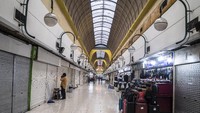 Tak hanya moda transportasi yang terdampak, pusat perbelanjaan yang biasa ramai orang lalu lalang juga ikut terimbas akibat kasus Corona yang semakin gawat. Suasana sepi terlihat di pusat perbelanjaan, Mal Blok M, Jakarta, Rabu (30/6/2021) lalu. 