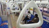 Salah satunya membatasi penumpang transportasi umum maksimal 70 persen dari kapasitas serta pelaku perjalanan yang menggunakan moda transportasi jarak jauh harus menunjukkan kartu vaksin dan PCR H-2 untuk pesawat serta antigen (H-1) untuk moda trasnportasi jarak jauh lainnya. ANTARA FOTO/Indrianto Eko Suwarso