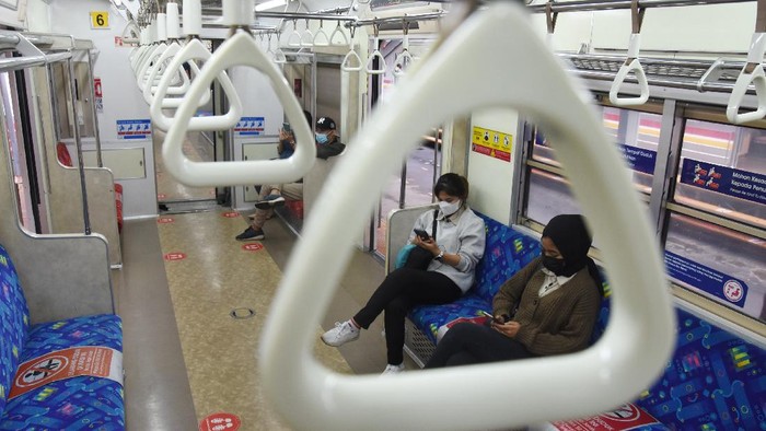 Penumpang turun dari gerbong KRL Commuter Line di Stasiun Manggarai, Jakarta, Kamis (1/7/2021). Pemerintah akan menerapkan PPKM Darurat di Pulau Jawa dan Bali mulai 3 Juli mendatang, salah satunya membatasi penumpang transportasi umum maksimal 70 persen dari kapasitas serta pelaku perjalanan yang menggunakan moda transportasi jarak jauh harus menunjukkan kartu vaksin dan PCR H-2 untuk pesawat serta antigen (H-1) untuk moda trasnportasi jarak jauh lainnya. ANTARA FOTO/Indrianto Eko Suwarso/aww.