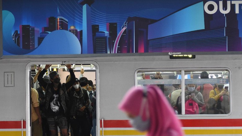 RENCANA PENERAPAN PPKM DARURAT JAWA-BALI Penumpang turun dari gerbong KRL Commuter Line di Stasiun Manggarai, Jakarta, Kamis (1/7/2021). Pemerintah akan menerapkan PPKM Darurat di Pulau Jawa dan Bali mulai 3 Juli mendatang, salah satunya membatasi penumpang transportasi umum maksimal 70 persen dari kapasitas serta pelaku perjalanan yang menggunakan moda transportasi jarak jauh harus menunjukkan kartu vaksin dan PCR H-2 untuk pesawat serta antigen (H-1) untuk moda trasnportasi jarak jauh lainnya. ANTARA FOTO/Indrianto Eko Suwarso/aww.