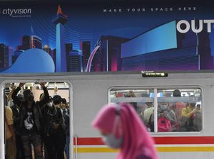 Anker Protes Duduk Berjarak tapi Berdiri Berdesakan di KRL, Ini Kata KCI