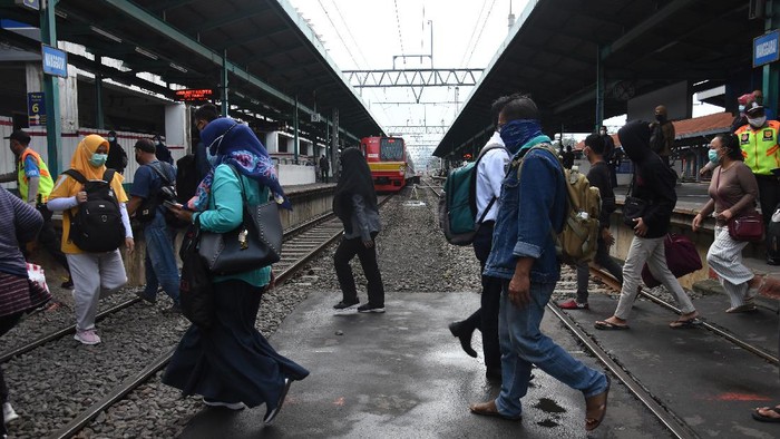 RENCANA PENERAPAN PPKM DARURAT JAWA-BALI Penumpang turun dari gerbong KRL Commuter Line di Stasiun Manggarai, Jakarta, Kamis (1/7/2021). Pemerintah akan menerapkan PPKM Darurat di Pulau Jawa dan Bali mulai 3 Juli mendatang, salah satunya membatasi penumpang transportasi umum maksimal 70 persen dari kapasitas serta pelaku perjalanan yang menggunakan moda transportasi jarak jauh harus menunjukkan kartu vaksin dan PCR H-2 untuk pesawat serta antigen (H-1) untuk moda trasnportasi jarak jauh lainnya. ANTARA FOTO/Indrianto Eko Suwarso/aww.