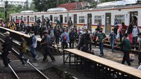 Penumpang turun dari gerbong KRL Commuter Line di Stasiun Manggarai, Jakarta, Kamis (1/7/2021). Suasana ramai juga terlihat sesaat jelang pemberlakuan PPKM Darurat di Ibu Kota. ANTARA FOTO/Indrianto Eko Suwarso