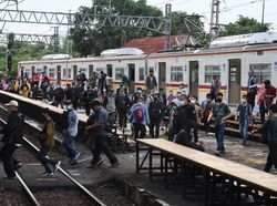 Mulai Senin, KA Lokal Cuma Layani Penumpang yang Penuhi Syarat Ini
