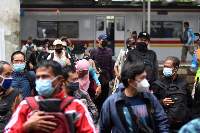 Penumpang turun dari gerbong KRL Commuter Line di Stasiun Manggarai, Jakarta, Kamis (1/7/2021). Pemerintah akan menerapkan PPKM Darurat di Pulau Jawa dan Bali mulai 3 Juli mendatang, salah satunya membatasi penumpang transportasi umum maksimal 70 persen dari kapasitas serta pelaku perjalanan yang menggunakan moda transportasi jarak jauh harus menunjukkan kartu vaksin dan PCR H-2 untuk pesawat serta antigen (H-1) untuk moda trasnportasi jarak jauh lainnya. ANTARA FOTO/Indrianto Eko Suwarso/aww.