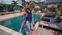 Belum lama ini, Ria Ricis pergi berlibur ke Nusa Penida, Bali yang terkenal dengan pemandangan eksotisnya. Ini salah satu momen Ria Ricis saat bersantai di sebuah resort sambil menikmati segelas jus segar. Foto: Instagram @riaricis1795