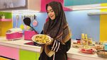 Momen Seru Ria Ricis Saat Cicip BTS Meal dan Petik Stroberi!