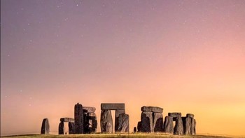 Komet Neowise yang terlihat terbang di atas Stonehenge diambil oleh fotografer James Rushforth. Neowise adalah komet mata telanjang paling terang dalam beberapa dekade. Foto: Royal Observatory Greenwich Astronomy Photography 2021