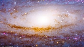 Kedekatan oleh Peter Feltoti dari Hongaria menunjukkan inti galaksi yang terang, dengan lengan gas, debu, dan bintang yang mengelilinginya. Foto: Royal Observatory Greenwich Astronomy Photography 2021